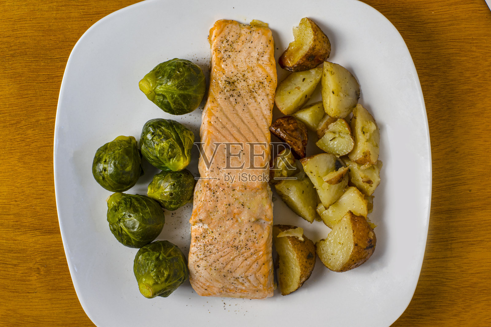 烤三文鱼配抱子甘蓝和红土豆照片摄影图片