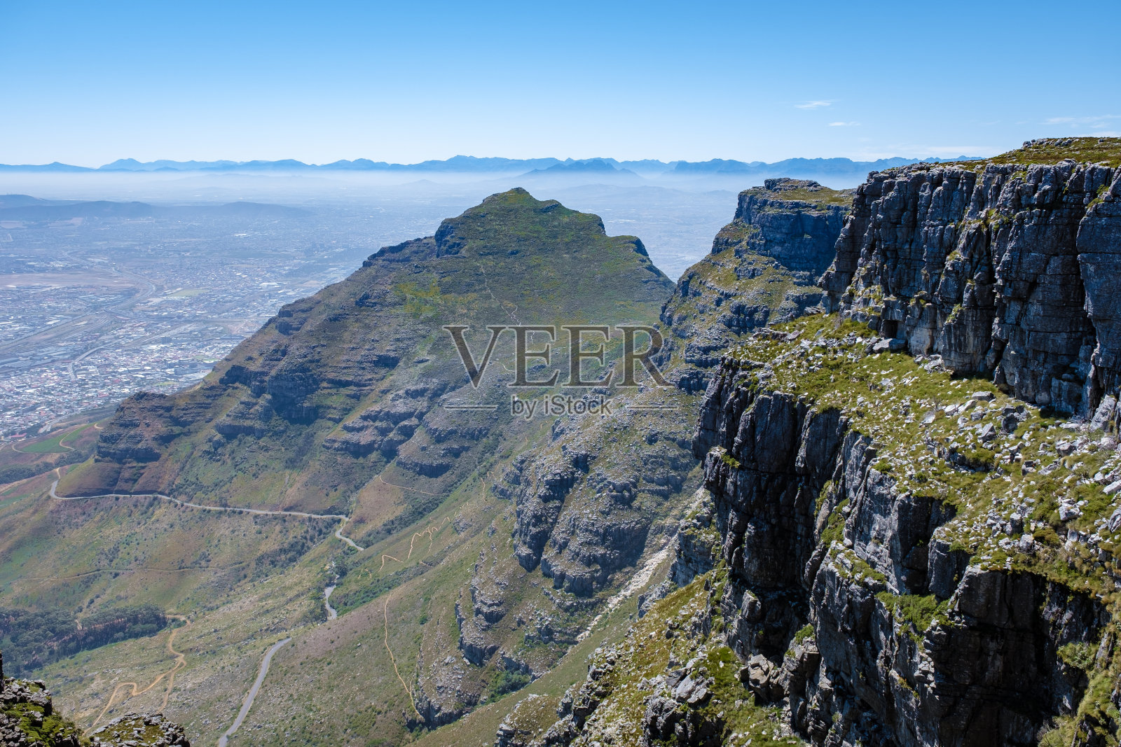 从南非开普敦的桌山俯瞰,从桌山俯瞰海洋和狮子头照片摄影图片
