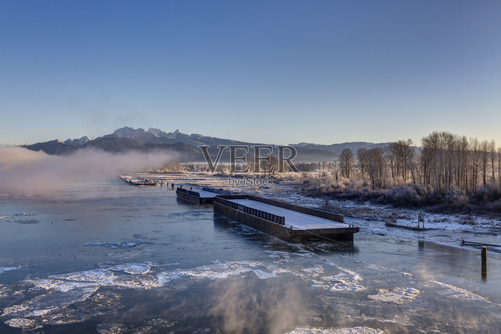 河上漂浮着冰泥照片摄影图片