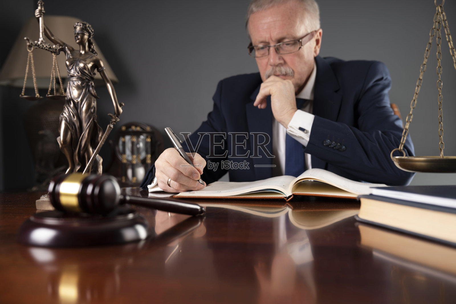 法官在办公室工作照片摄影图片