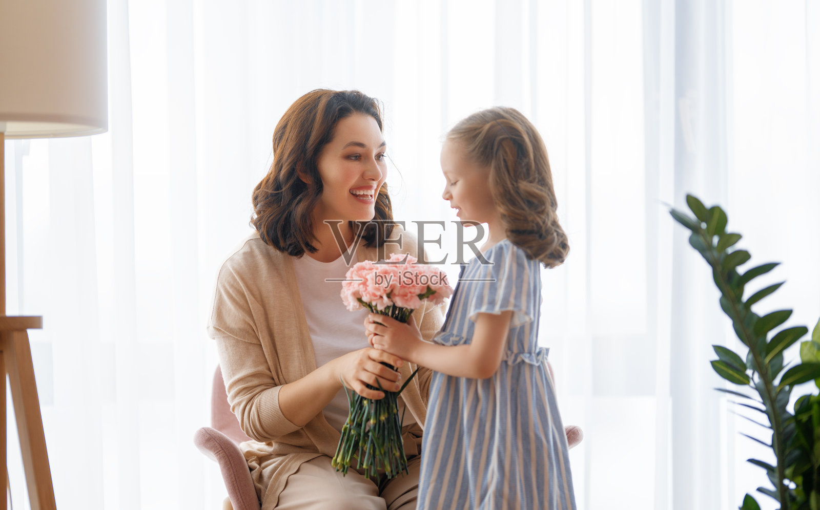 女儿祝贺母亲照片摄影图片