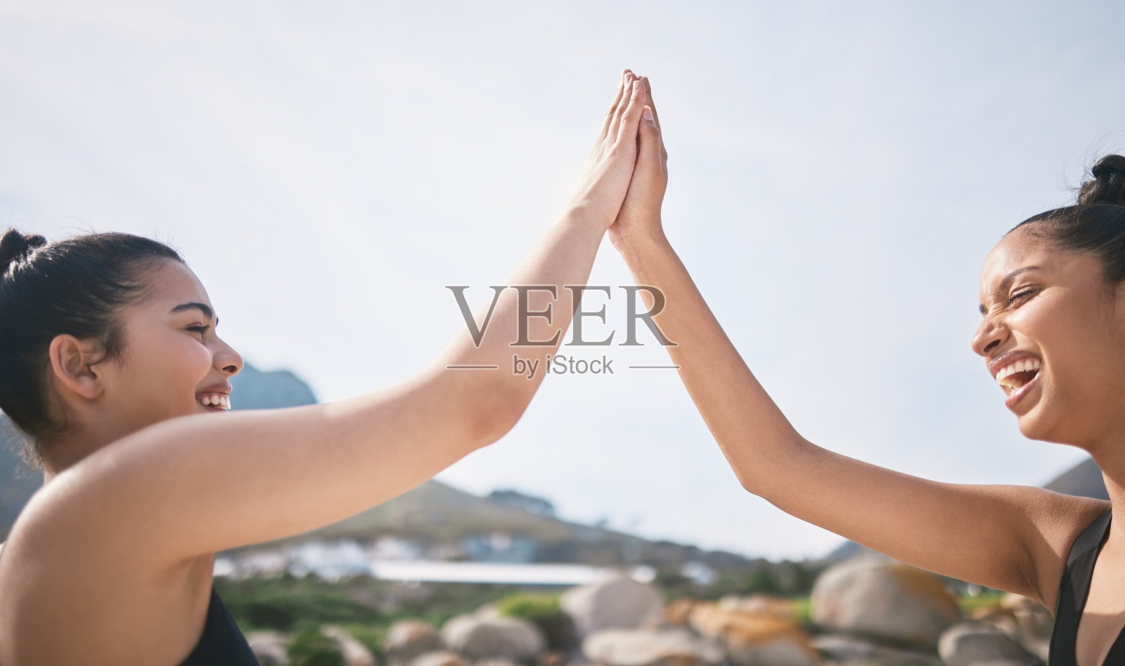 裁剪照片的两个有吸引力的运动年轻女性在一个锻炼在海滩上击掌照片摄影图片