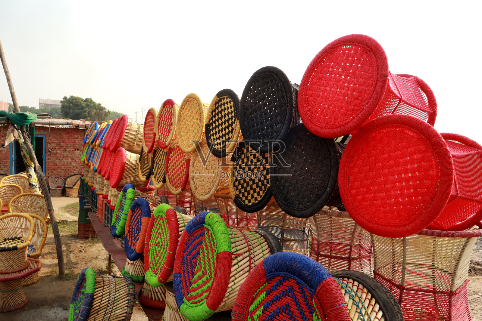 印度路边集市市场上出售的手工竹泥椅照片摄影图片