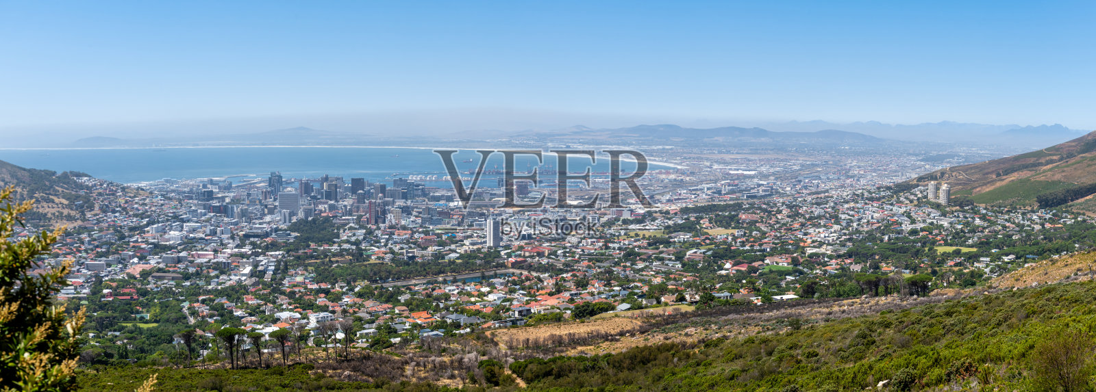 从南非的桌山可以看到开普敦和港口的全景照片摄影图片