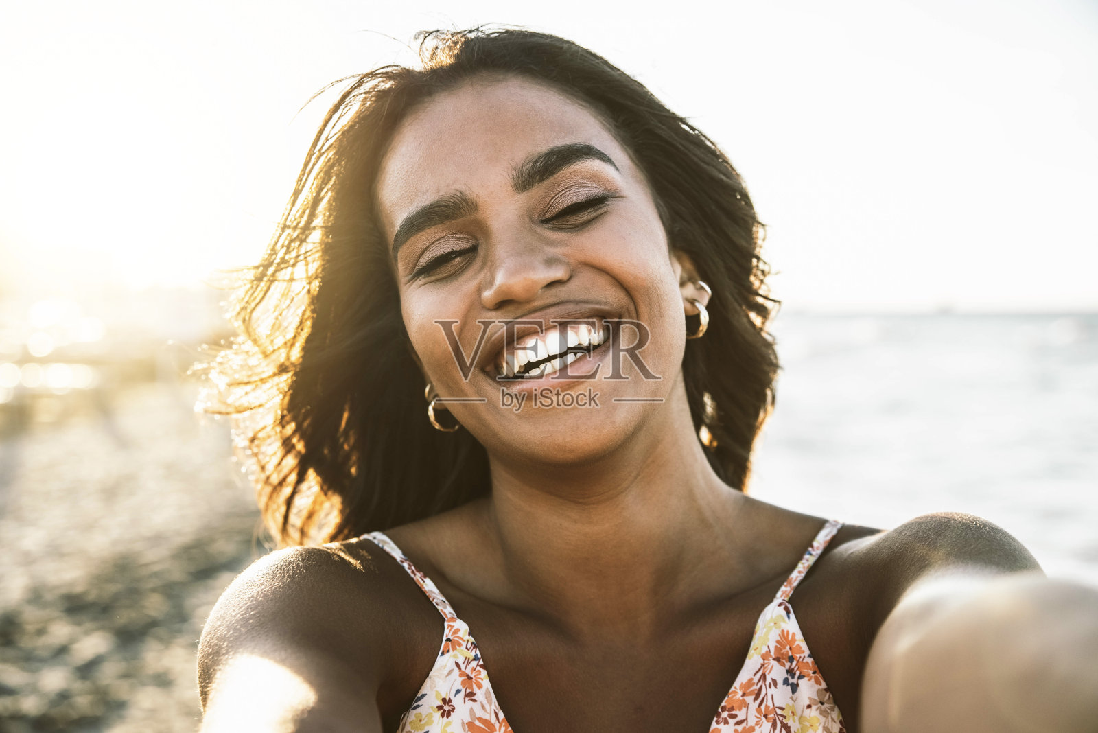 迷人的黑人女性在比基尼海滩上自拍照片-西班牙裔女性在夏天的时候走在海边-美丽微笑的女孩看着相机户外-美丽的生活方式的概念照片摄影图片