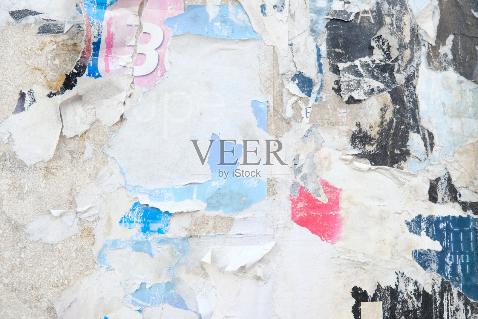 撕破的街头海报背景。撕纸纹理。照片摄影图片