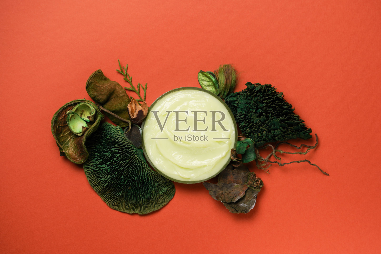 天然化妆品面霜或身体和绿色叶子橙色背景。天然有机护肤,生物研究,健康生活理念照片摄影图片