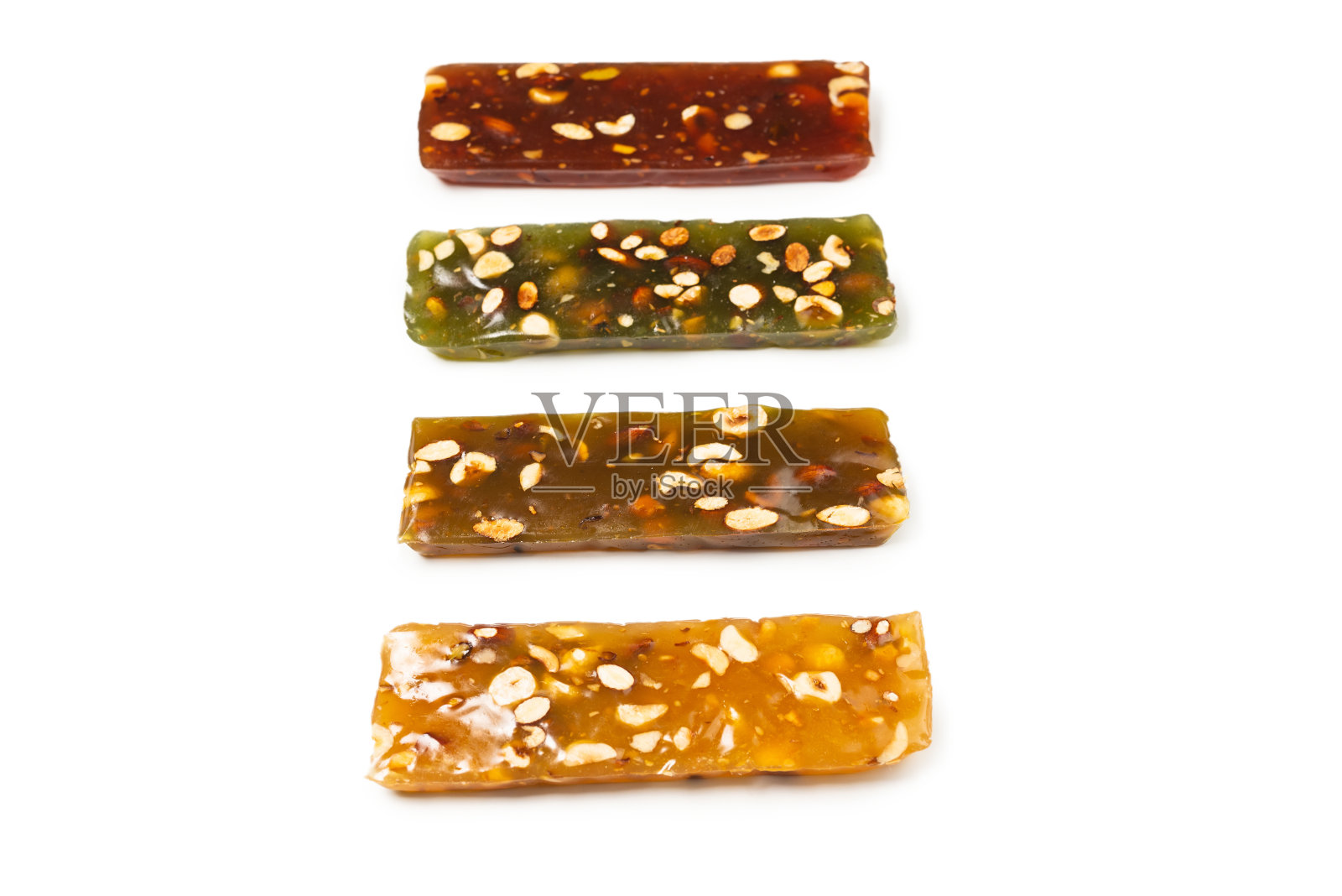 土耳其传统的喜悦与坚果孤立在白色背景上。照片摄影图片