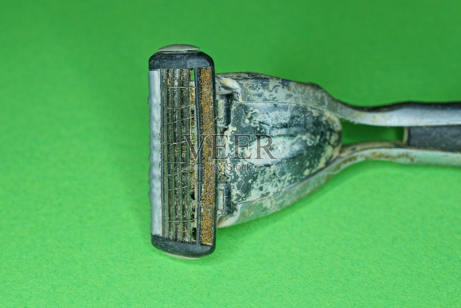 一把又旧又脏又黑的剃刀照片摄影图片