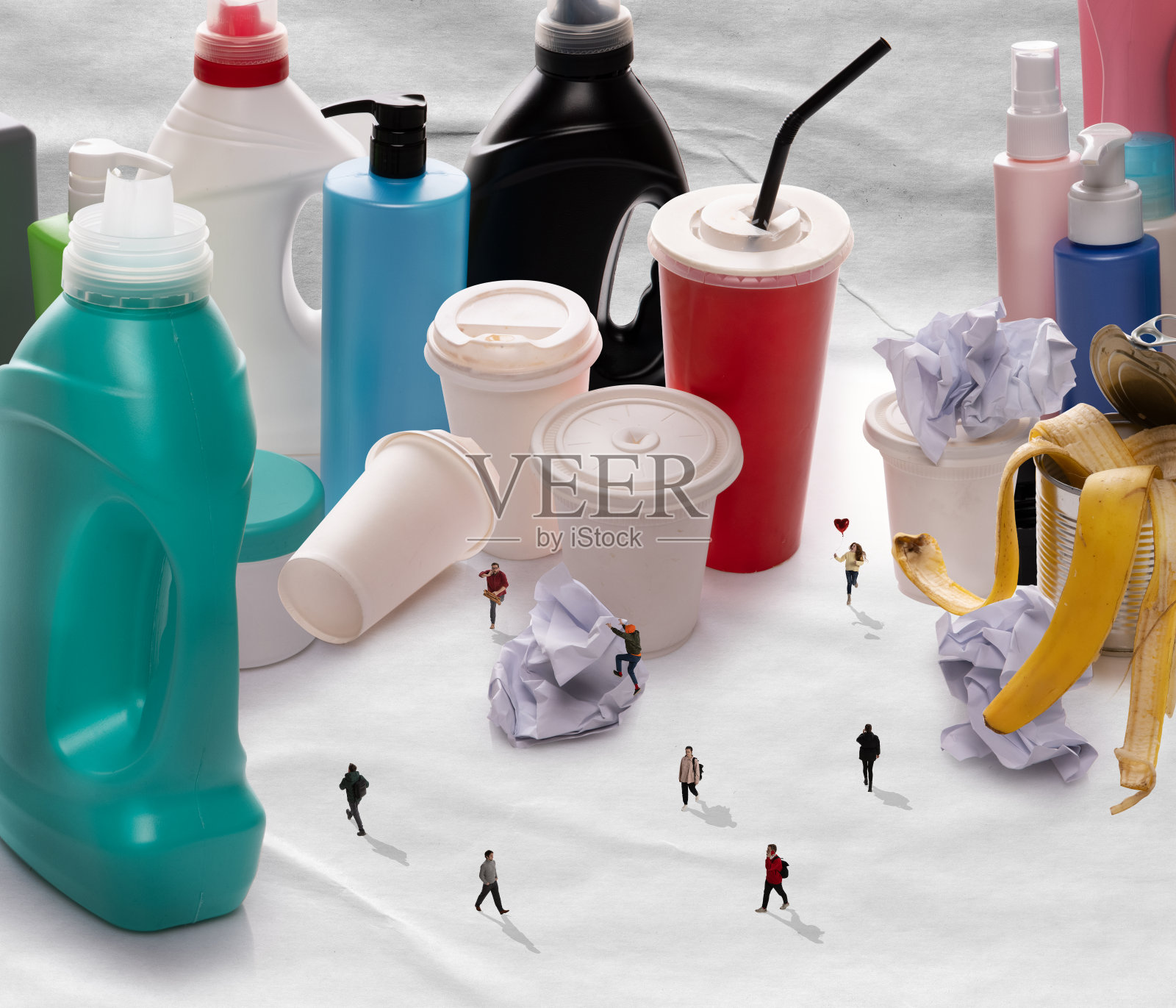 Garbage-monster。城市里的小男人和小女人是由垃圾、塑料和家庭垃圾制成的。当代艺术拼贴,现代创意设计。59、节约环境,保护生态,保护生态照片摄影图片