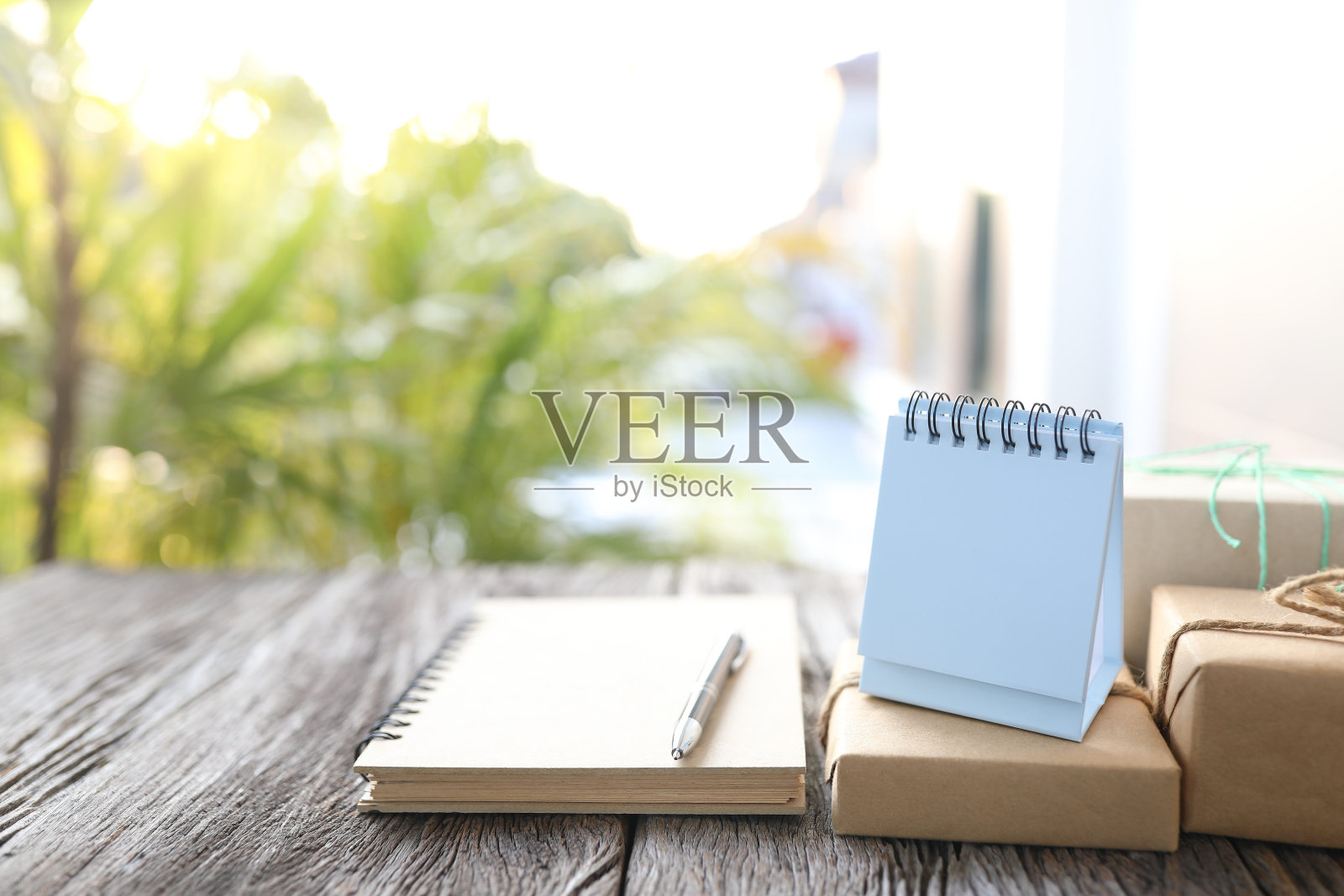 淡蓝色日历及礼盒照片摄影图片