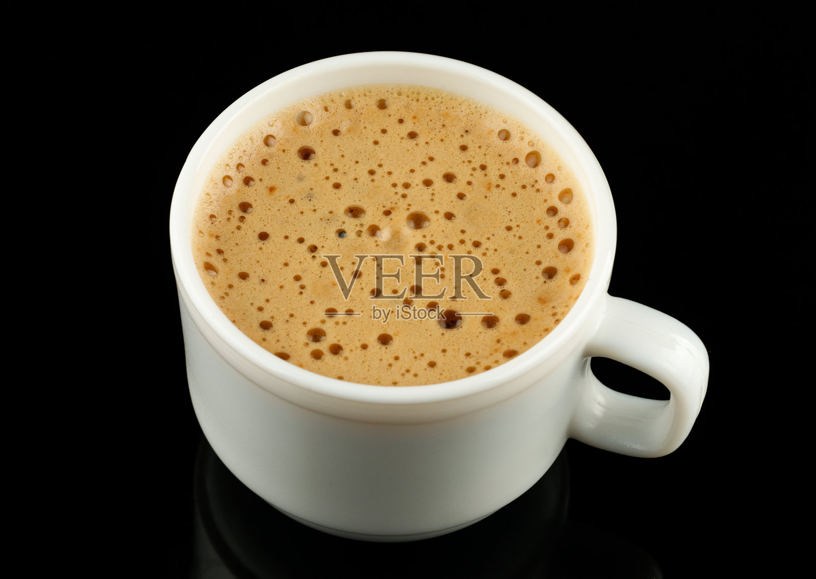 摩卡咖啡饮料与泡沫在一个黑色的背景杯照片摄影图片