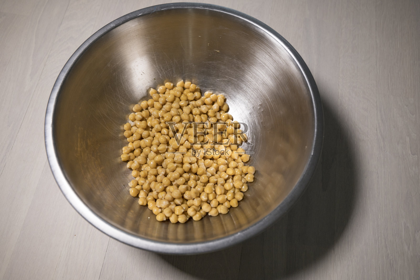 在碗里煮好的鹰嘴豆。照片摄影图片