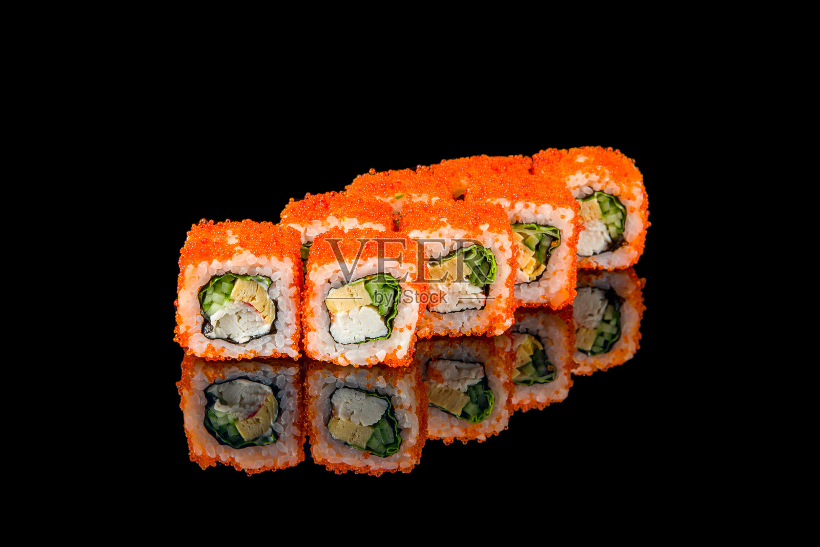 加州卷与螃蟹在黑色与反射照片摄影图片