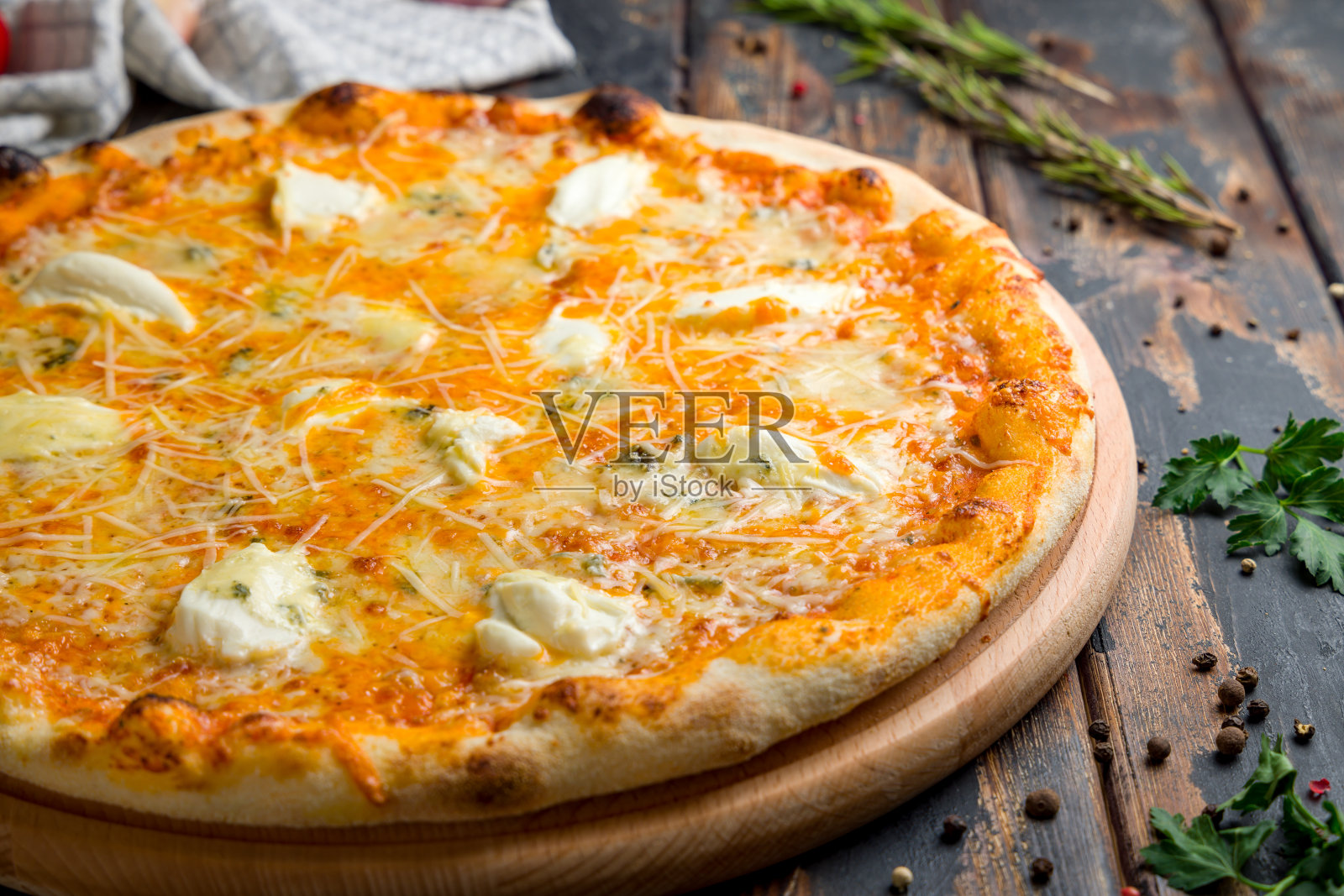 披萨Quattro formaggi在旧木桌宏观关闭照片摄影图片