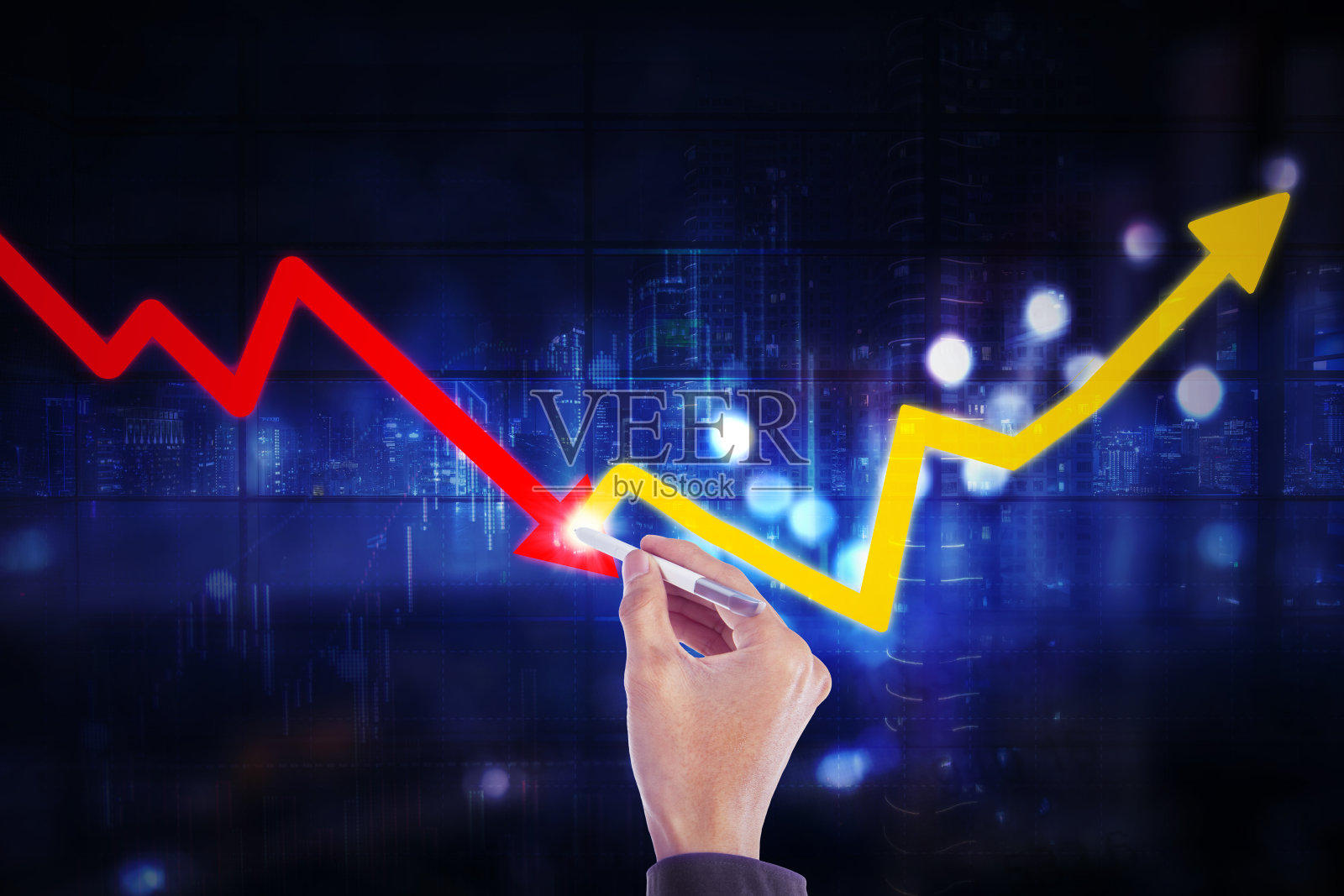 商人的手从下降箭头变为上升箭头照片摄影图片