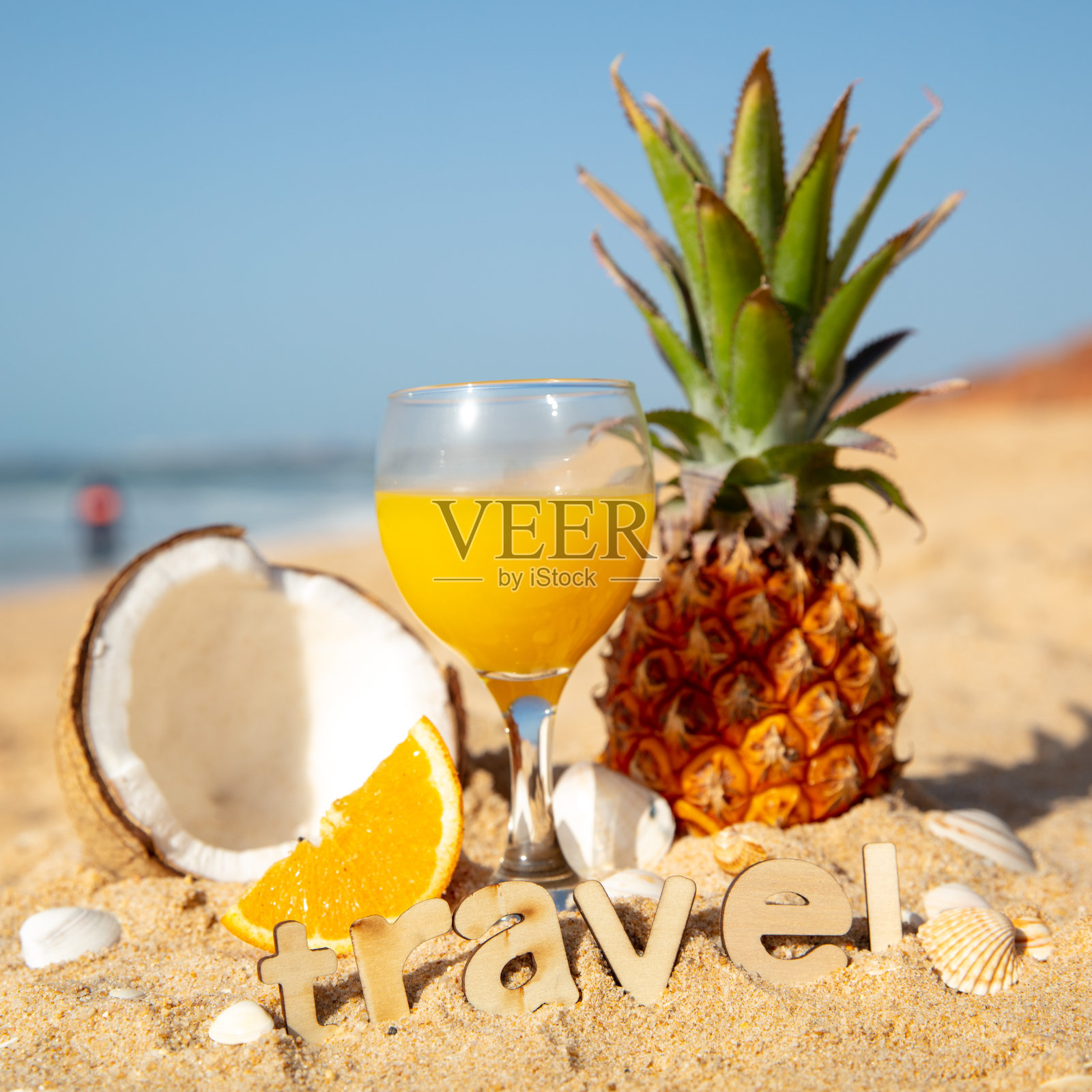 果汁水果鸡尾酒在海滩-放松和旅行的概念照片摄影图片