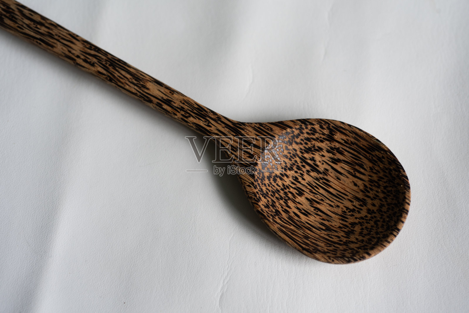 勺木在白色背景。照片摄影图片