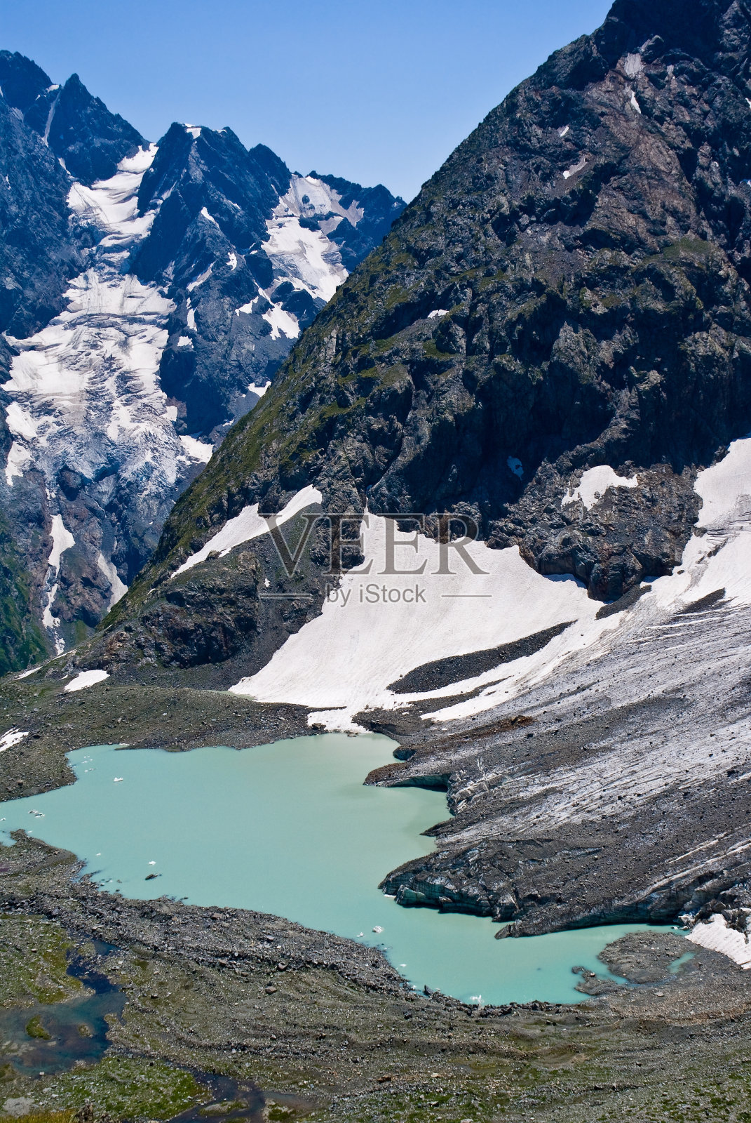 山脚下的翡翠湖照片摄影图片