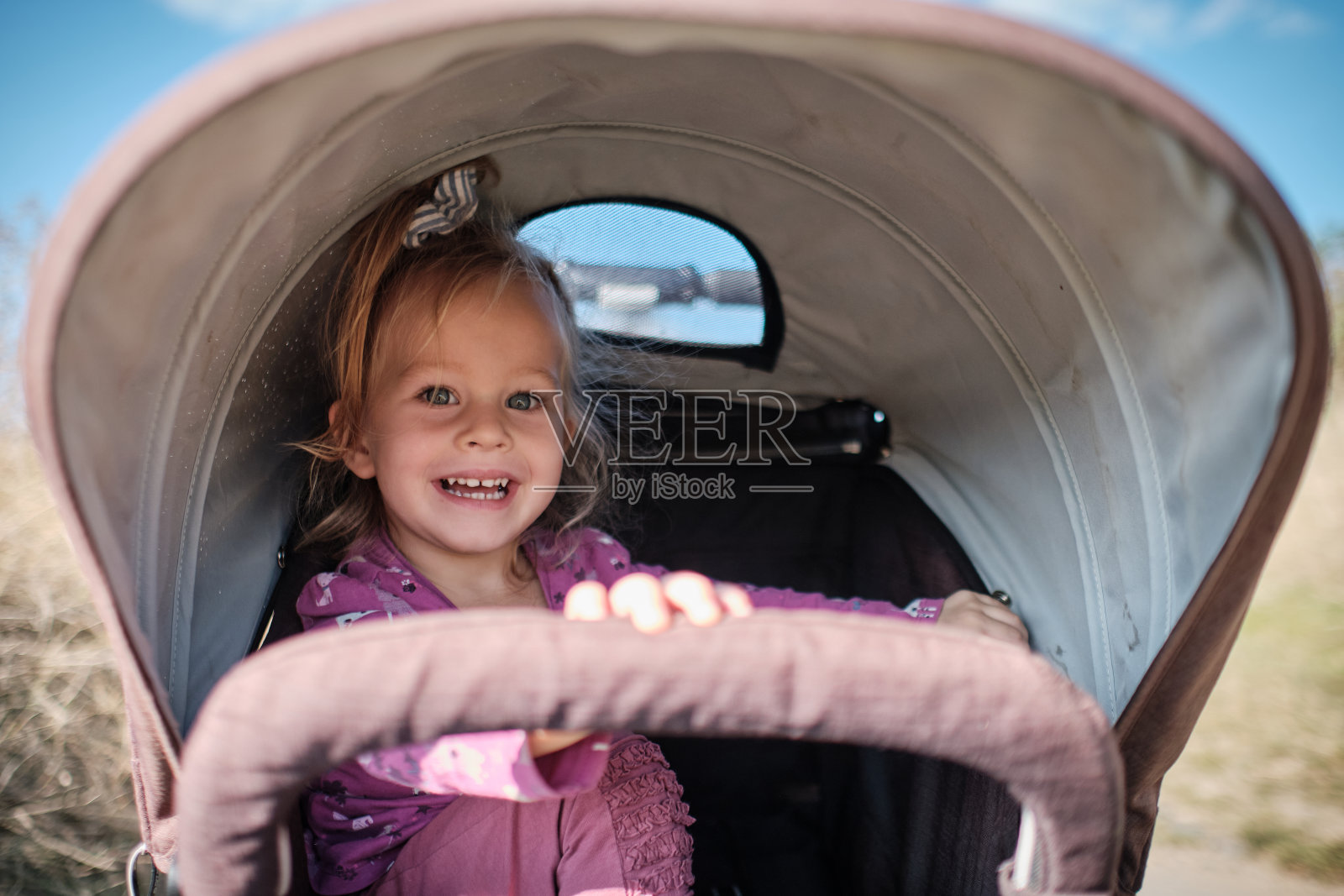 可爱的快乐女孩微笑的肖像,而在郊外照片摄影图片