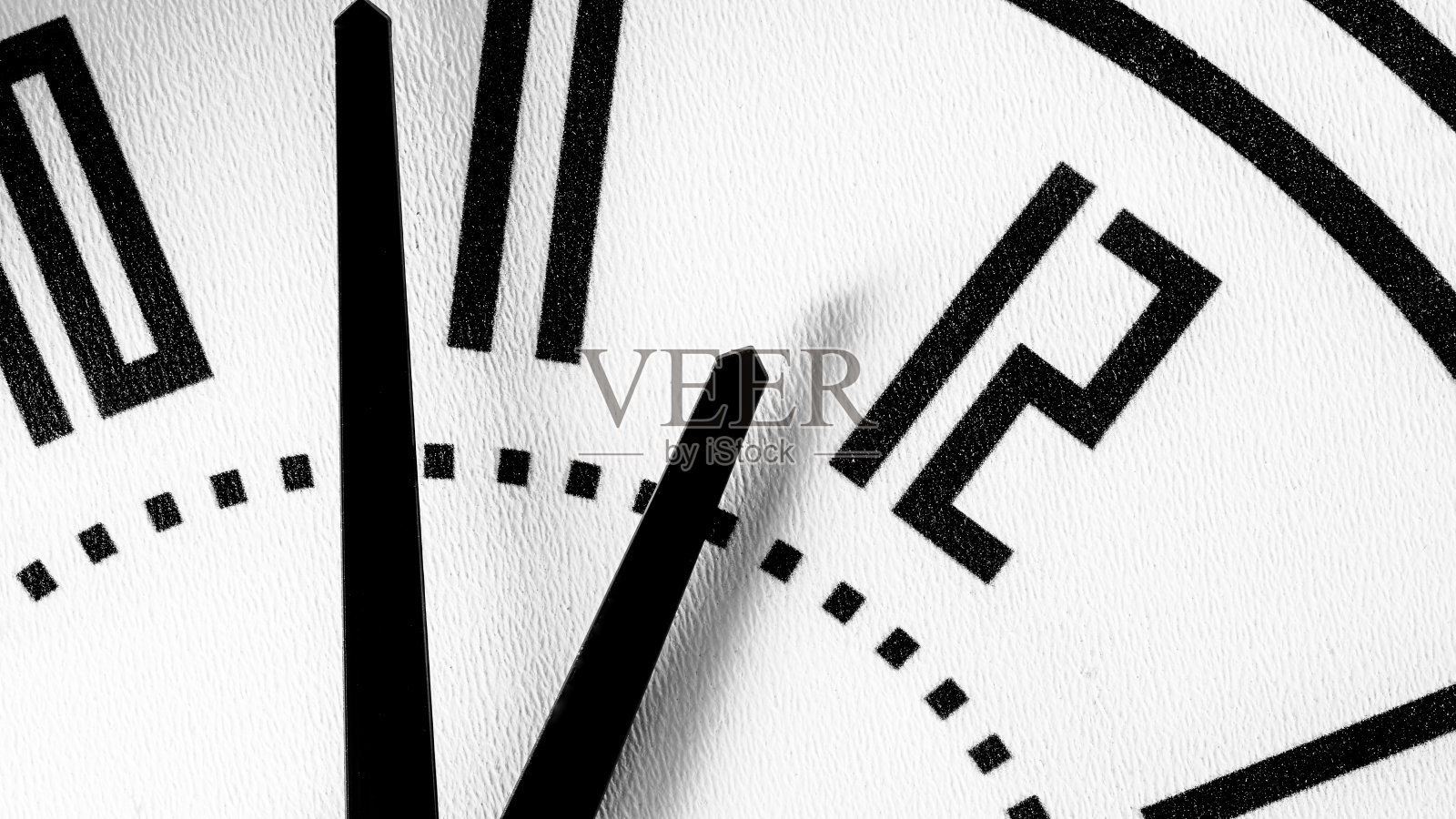 时针指向十二点差五分照片摄影图片