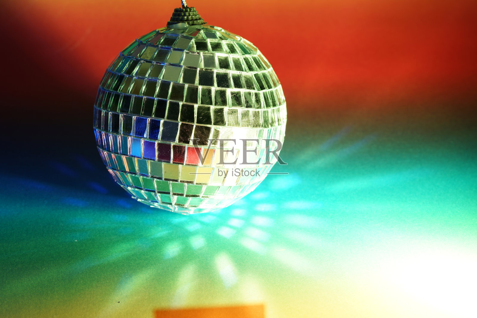 迪斯科球与彩色闪光箔在摄影棚里拍摄照片摄影图片