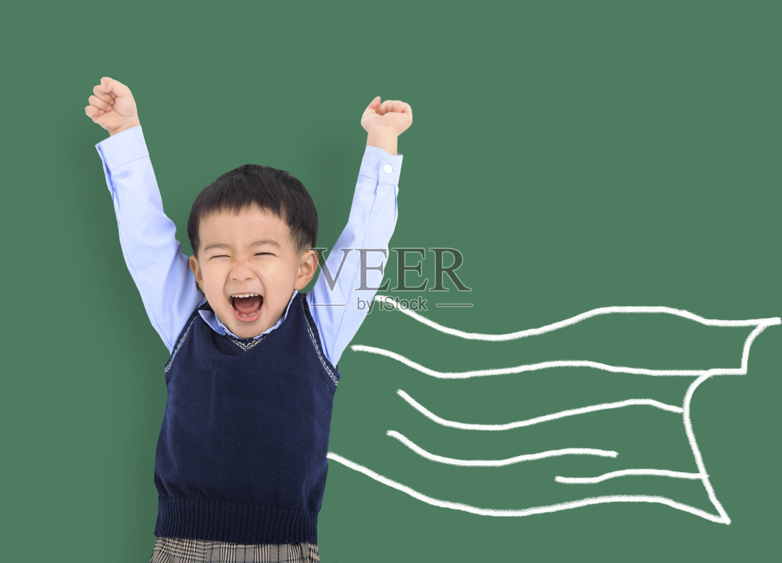 快乐的亚洲孩子对抗绿黑板上的超级英雄,知识就是力量的概念照片摄影图片