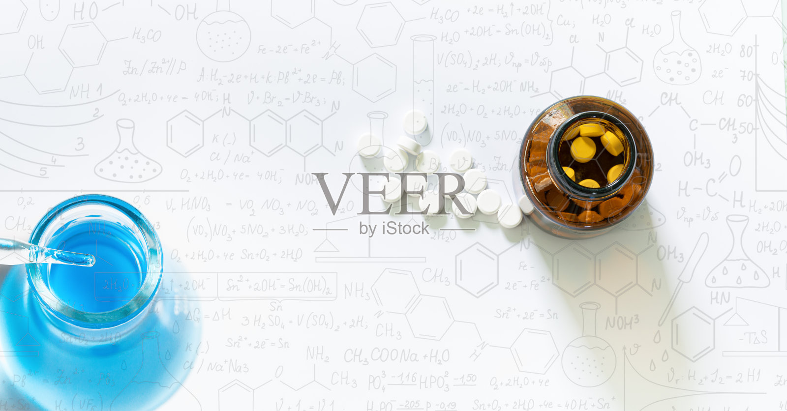白色背景上的药丸和药瓶、科学玻璃试管照片摄影图片