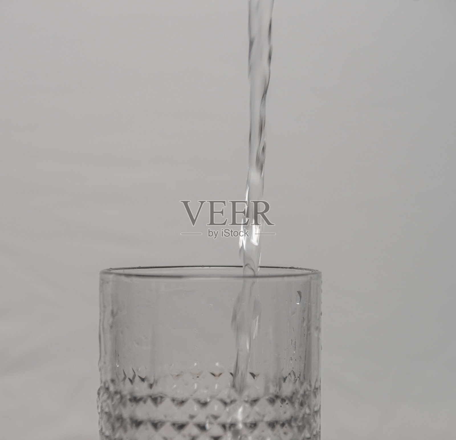 玻璃与运行清洁的水和灰色背景照片摄影图片