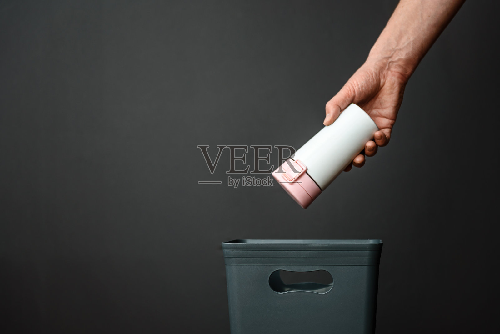 热杯被扔进桶里回收处理。照片摄影图片