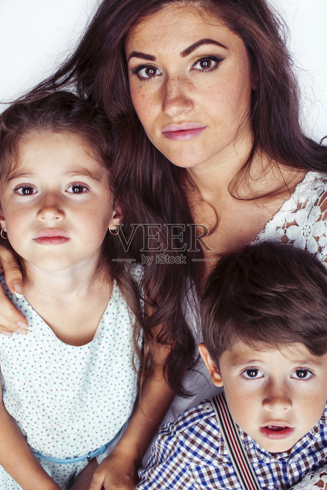 年轻的母亲带着两个孩子在白底孤立,幸福微笑的家庭,生活方式人的概念照片摄影图片