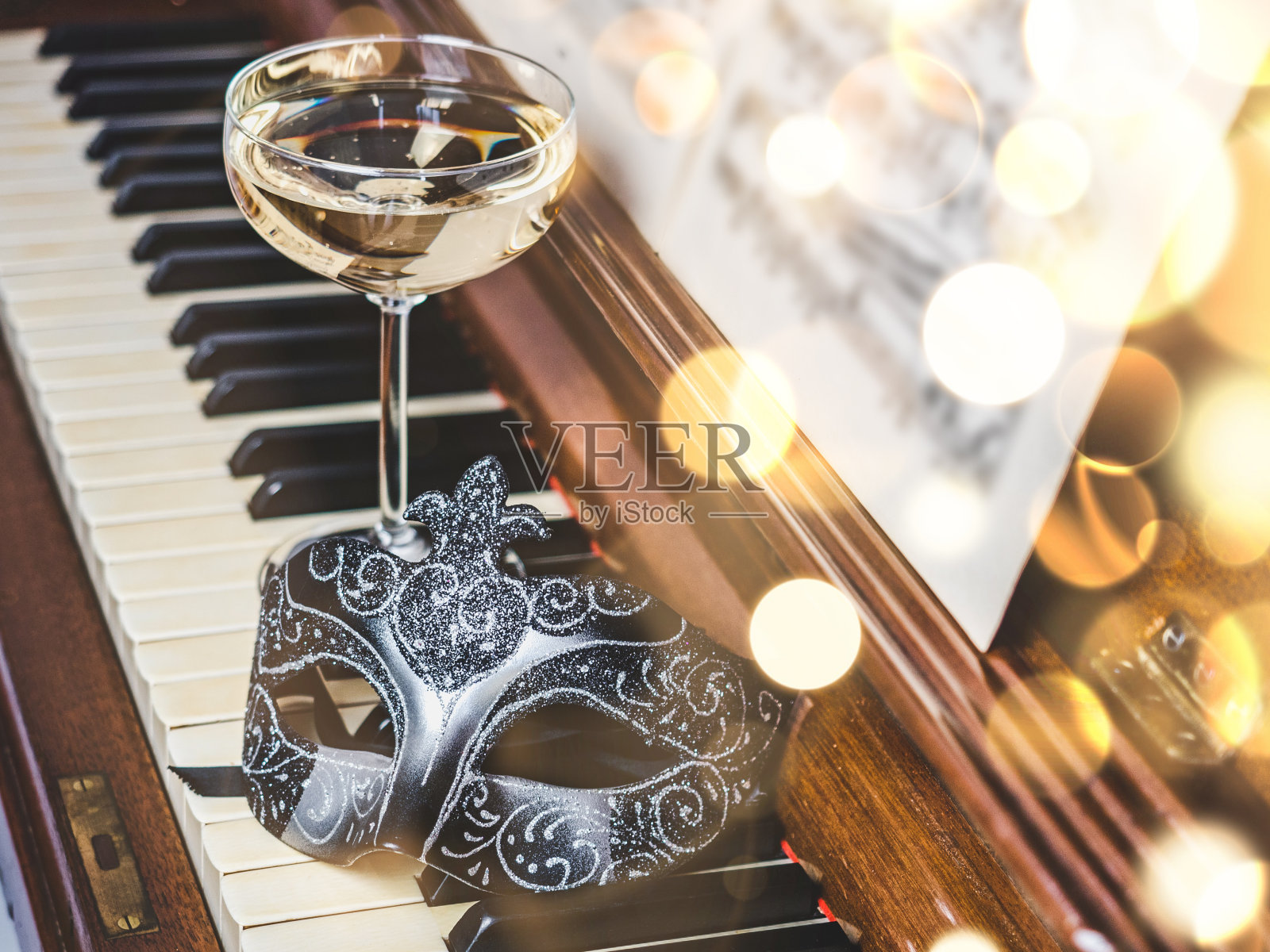 古董狂欢节面具。从上面看,近距离看照片摄影图片