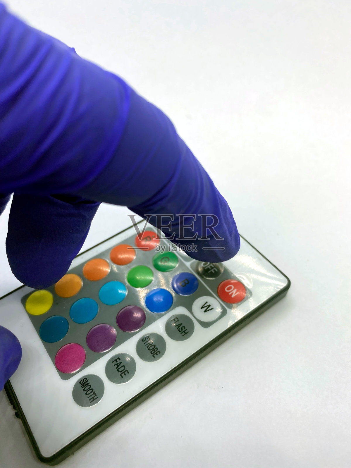 手推在LED遥控特写孤立在白色背景上照片摄影图片
