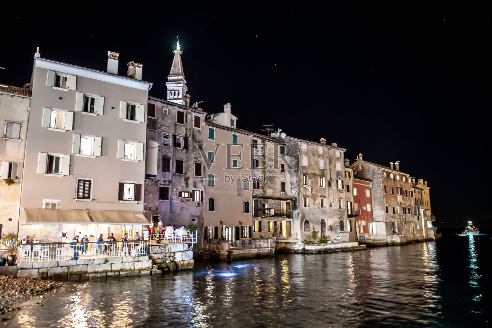 克罗地亚夜晚的罗维尼古城照片摄影图片