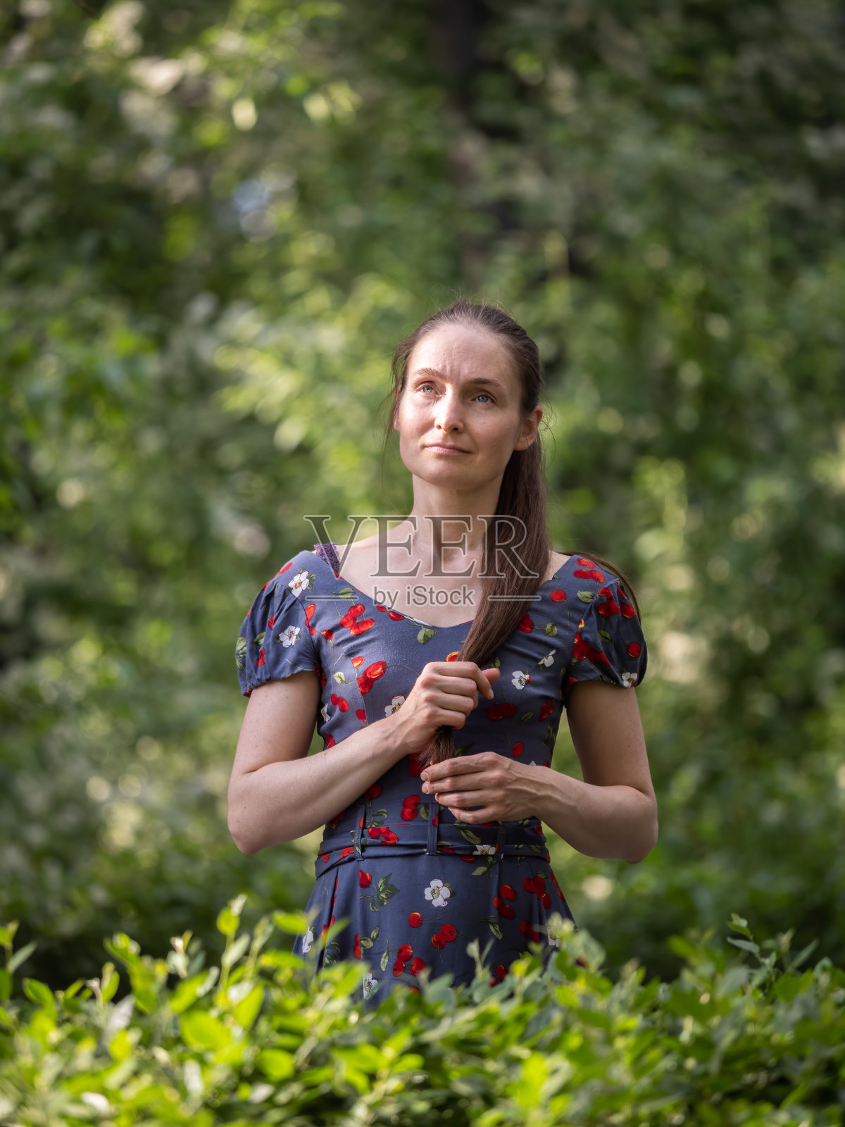 美丽的年轻女子没有化妆在春天公园的花树照片摄影图片