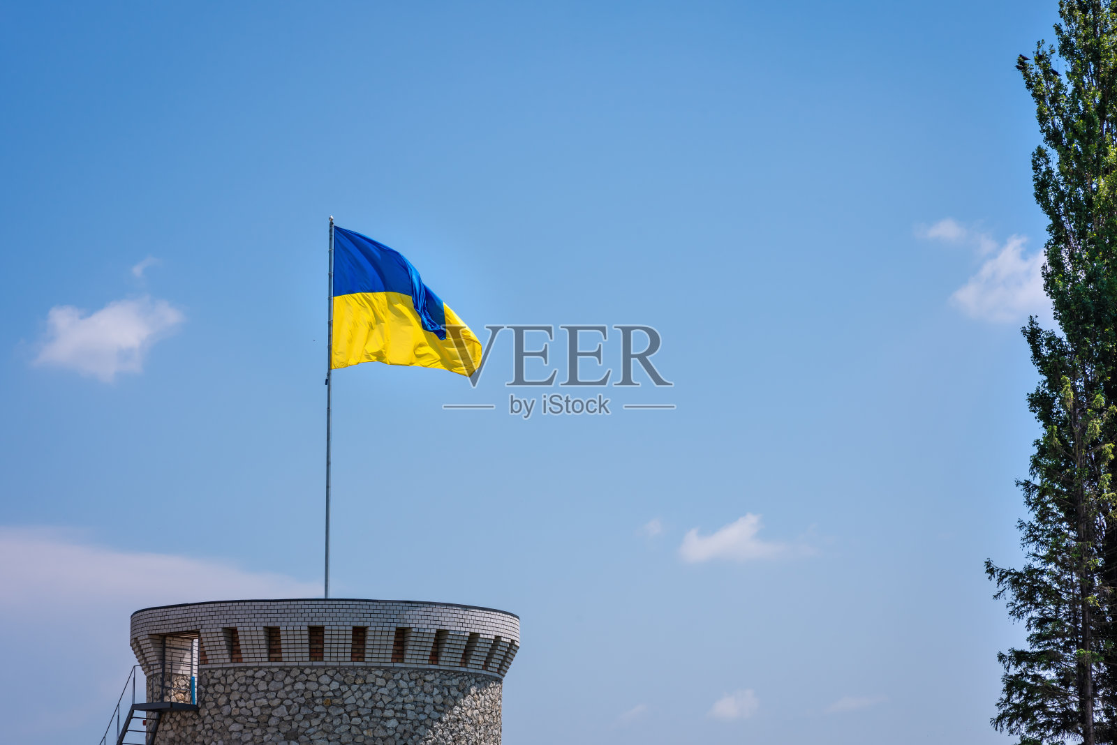 乌克兰国旗孤立在蓝天上。乌克兰国旗飘扬的特写。乌克兰国旗的象征。照片摄影图片