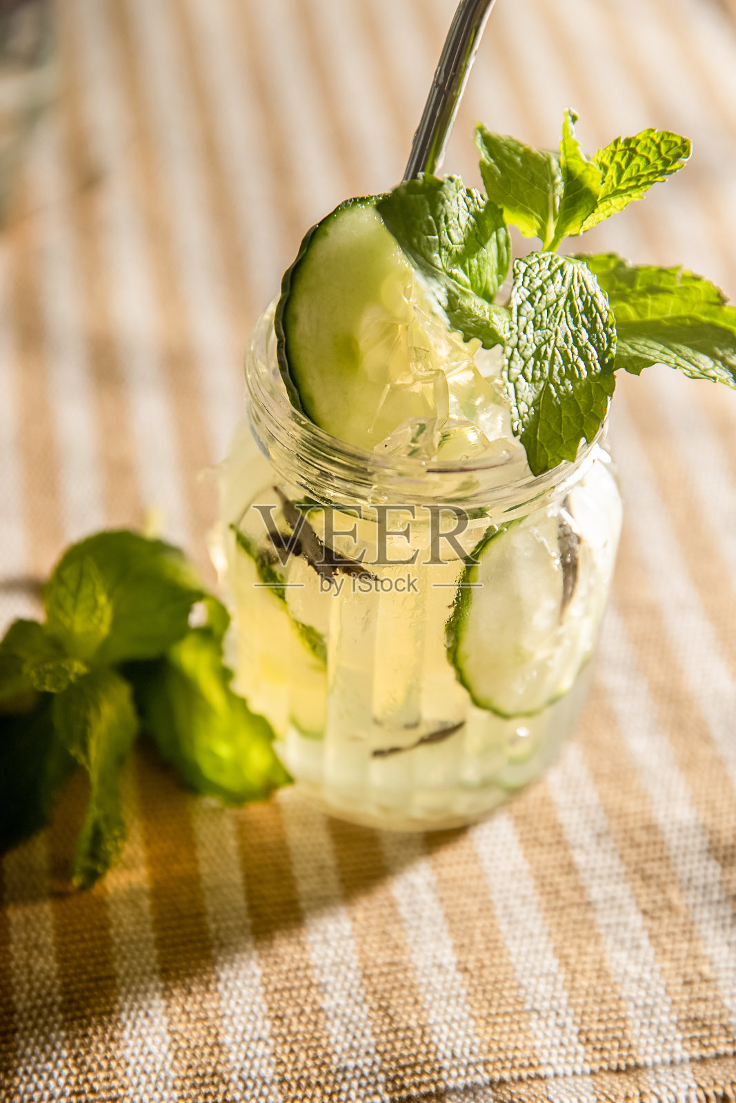 鲜黄瓜水配黄瓜片,健康生活方式,排毒提神饮料照片摄影图片