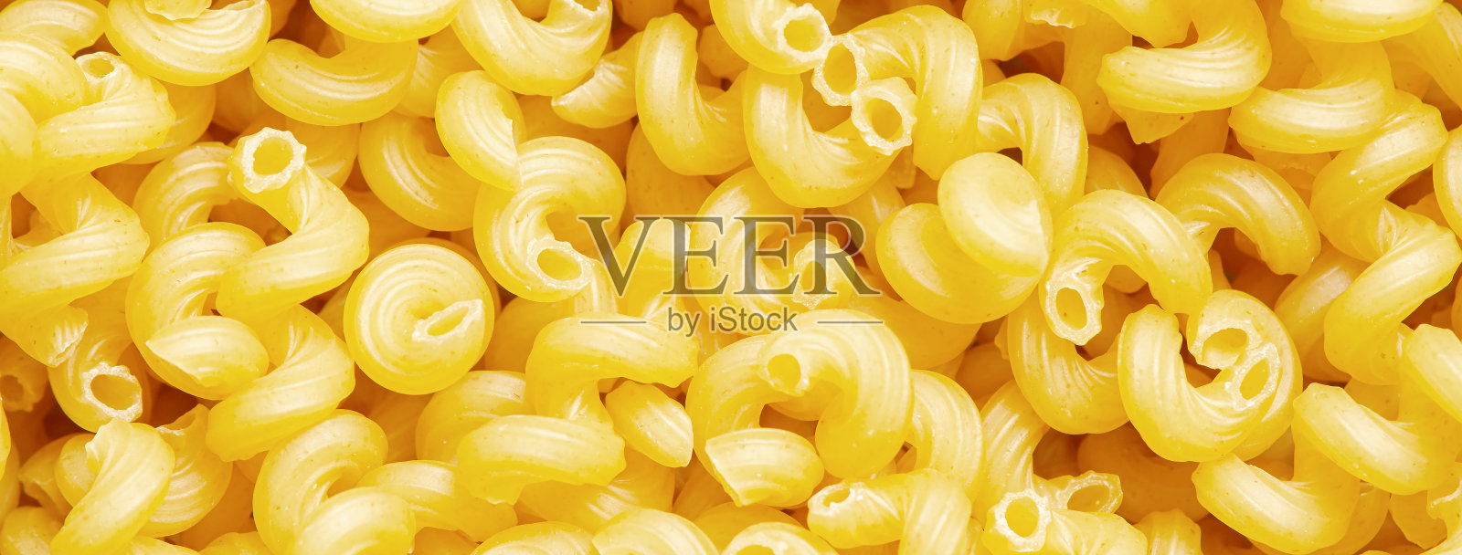 生cavatappi面食。食品的背景。传统意大利食物的配料。特写镜头照片摄影图片