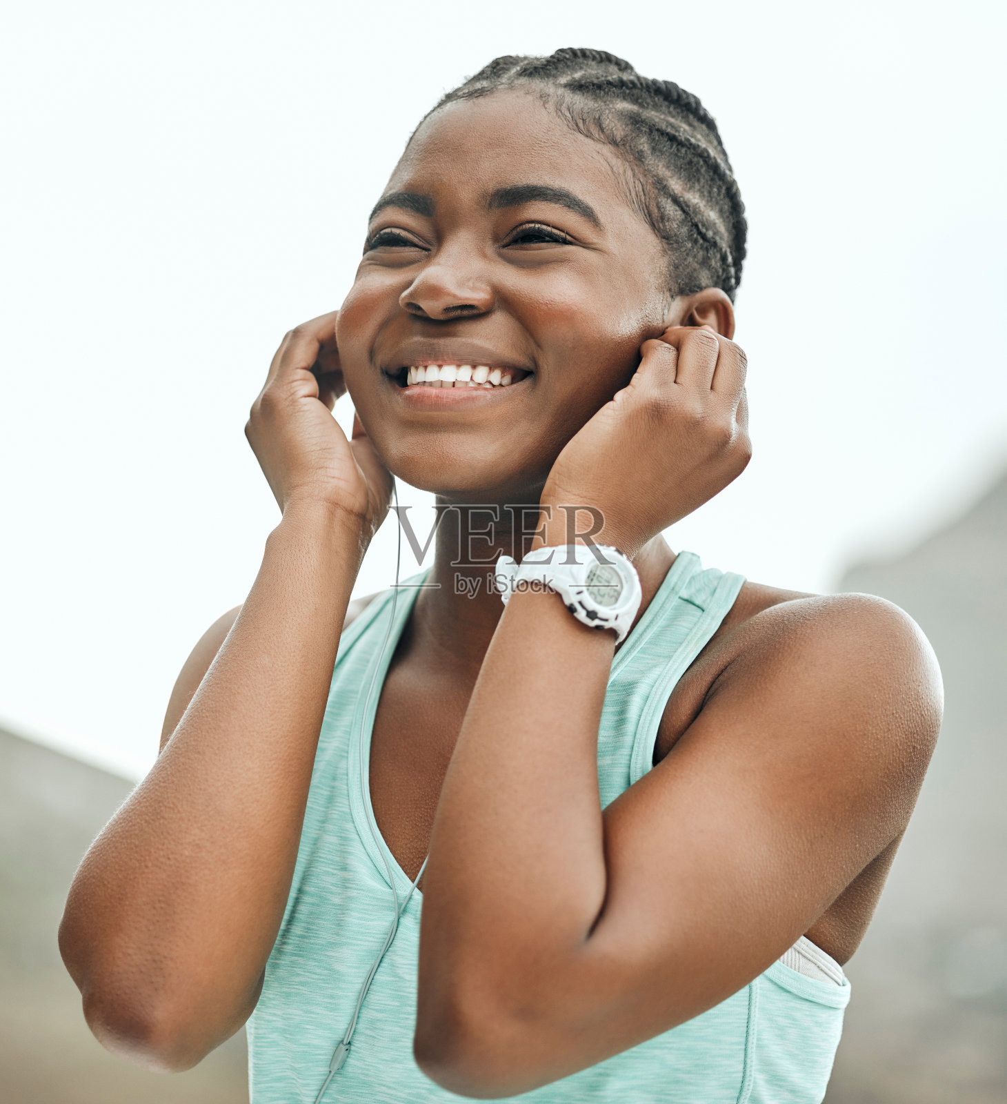 拍摄的是一个年轻女子一边跑步一边听音乐照片摄影图片