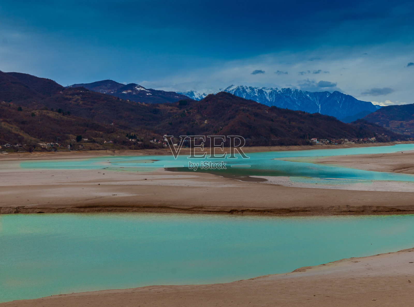 涅雷塔瓦河上的亚布拉尼克湖照片摄影图片