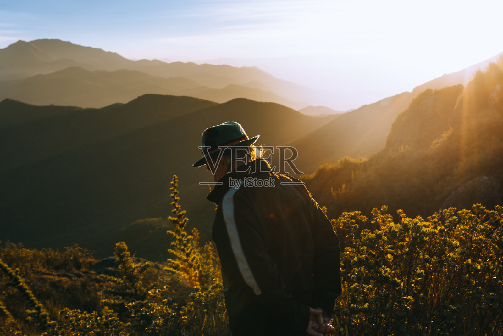 老人走在山中照片摄影图片