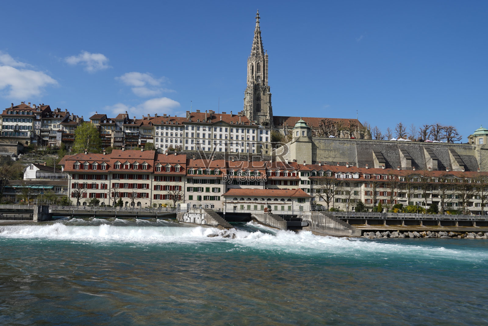 瑞士伯尔尼的阿尔河沿岸的历史建筑和城墙。照片摄影图片