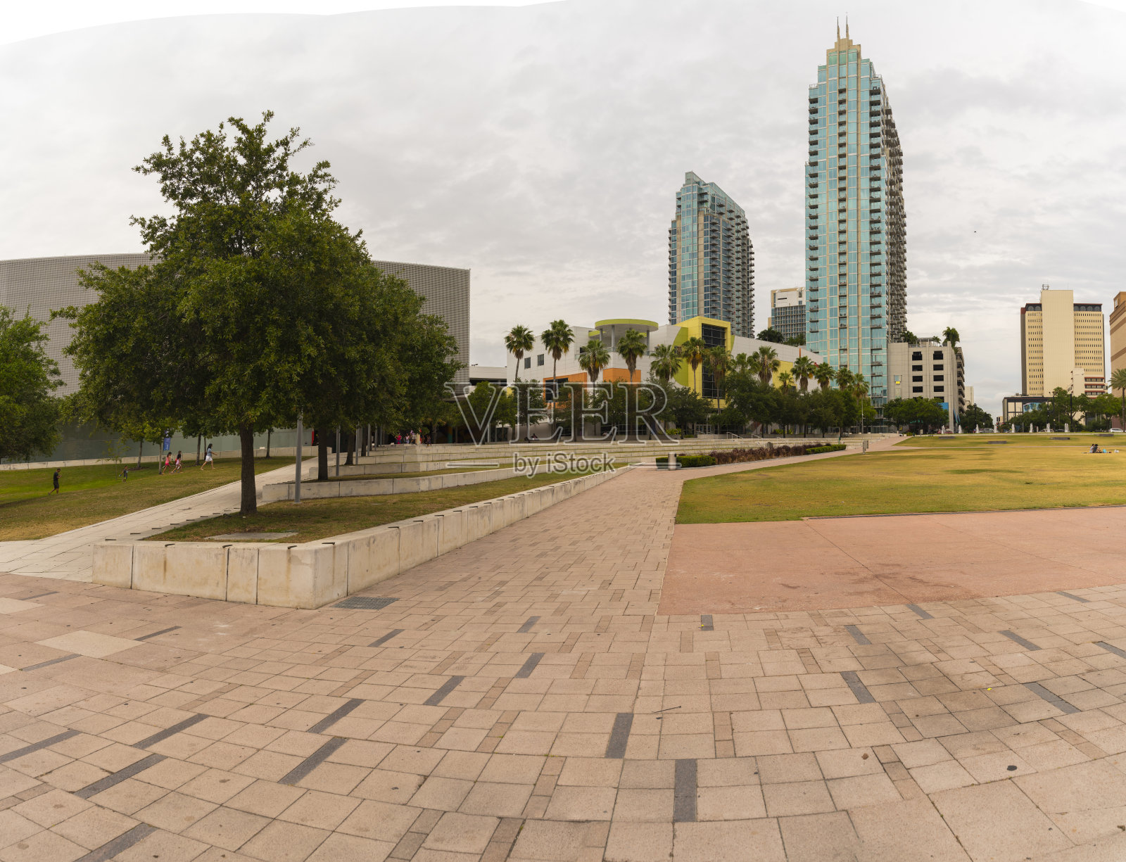 从柯蒂斯·希克森海滨公园(Curtis Hixon Waterfront Park)远眺坦帕市中心的天际线。超大,高分辨率的拼接全景图。照片摄影图片