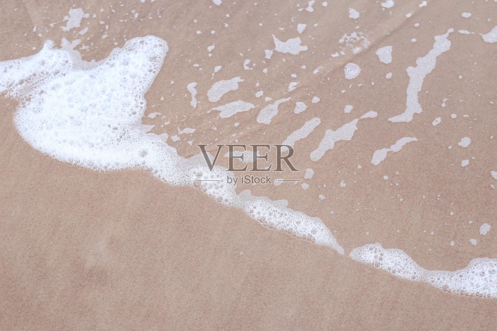 海边波罗的海的海岸与小波浪泡沫。照片摄影图片