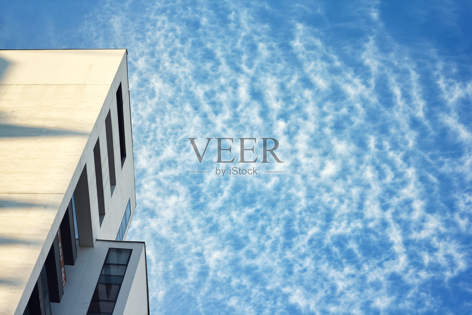 现代的多层建筑与蓝天白云相映成趣照片摄影图片