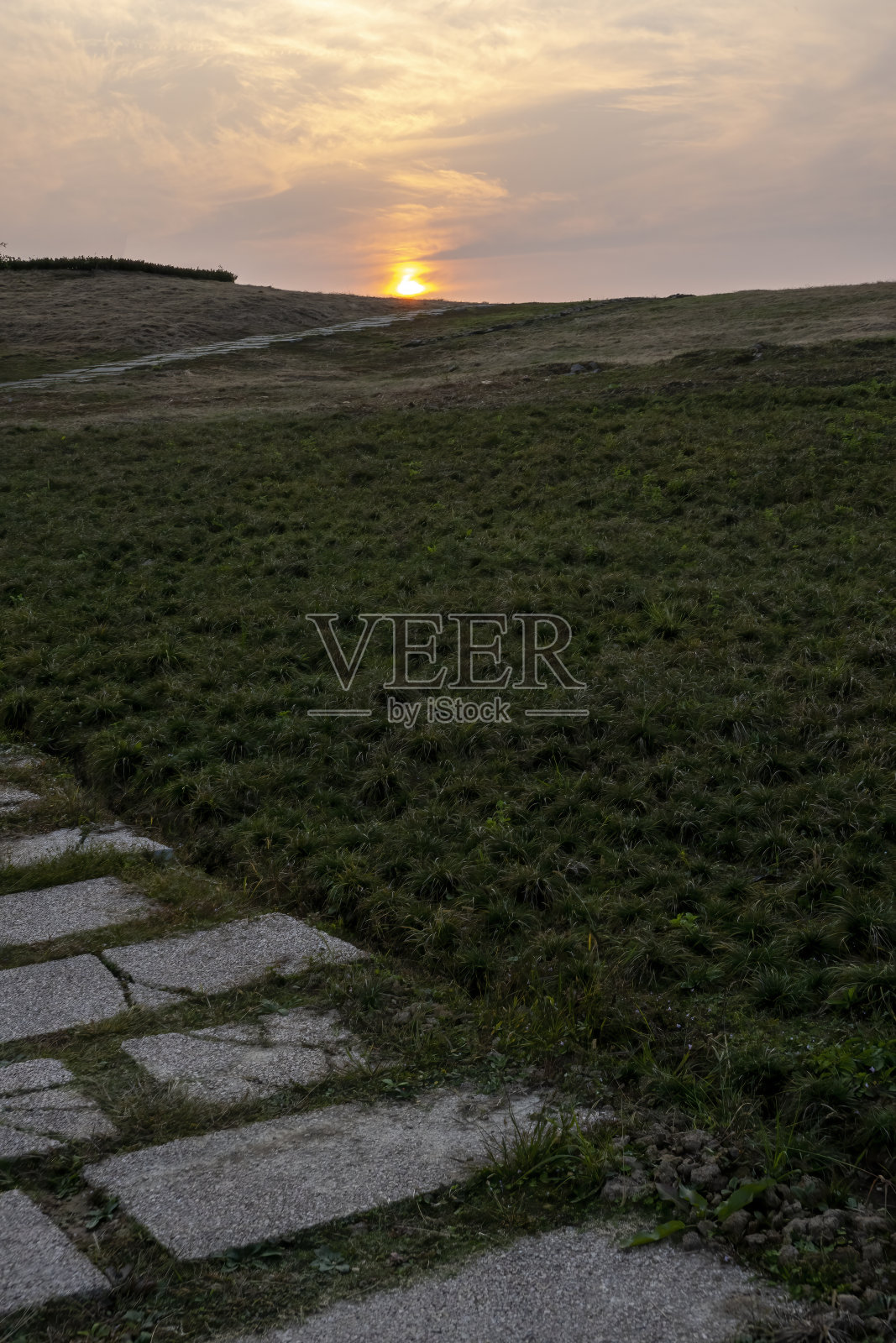 日落时山坡上的路照片摄影图片