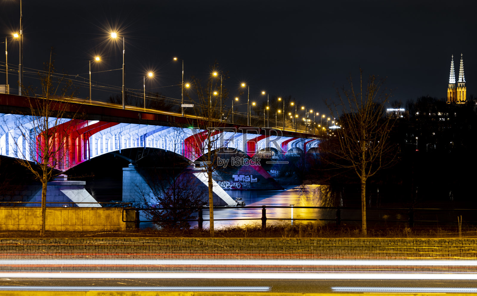 桥在晚上照片摄影图片