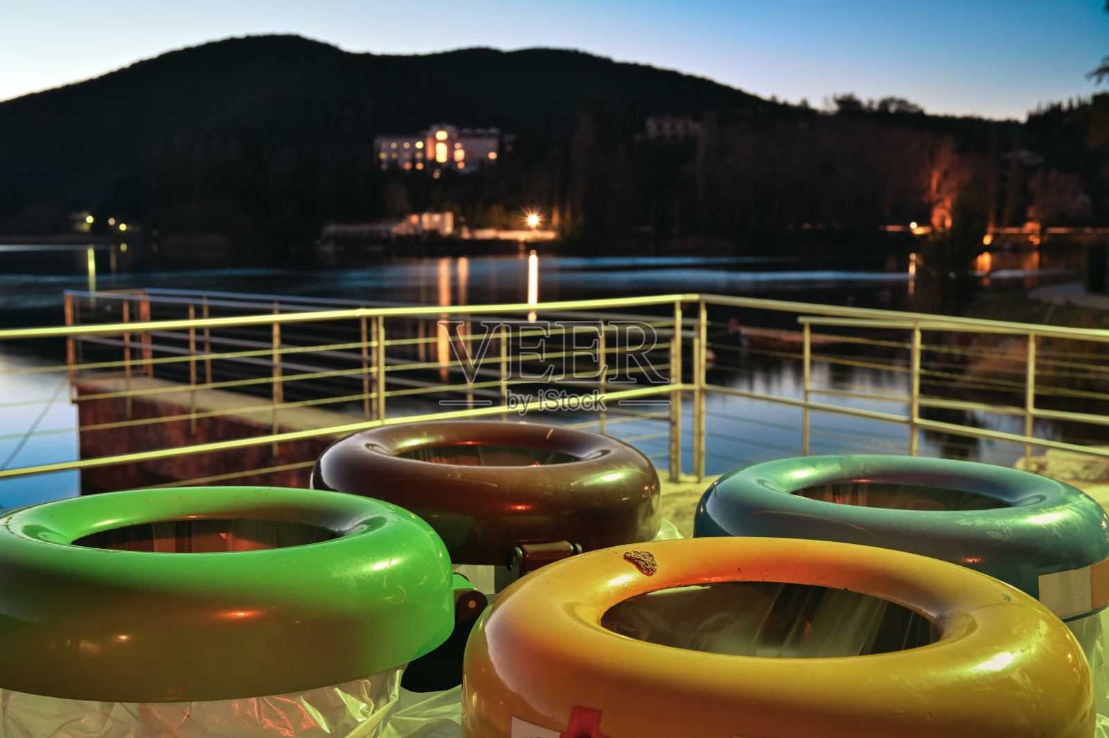 皮蒂鲁科湖,垃圾单独收集照片摄影图片