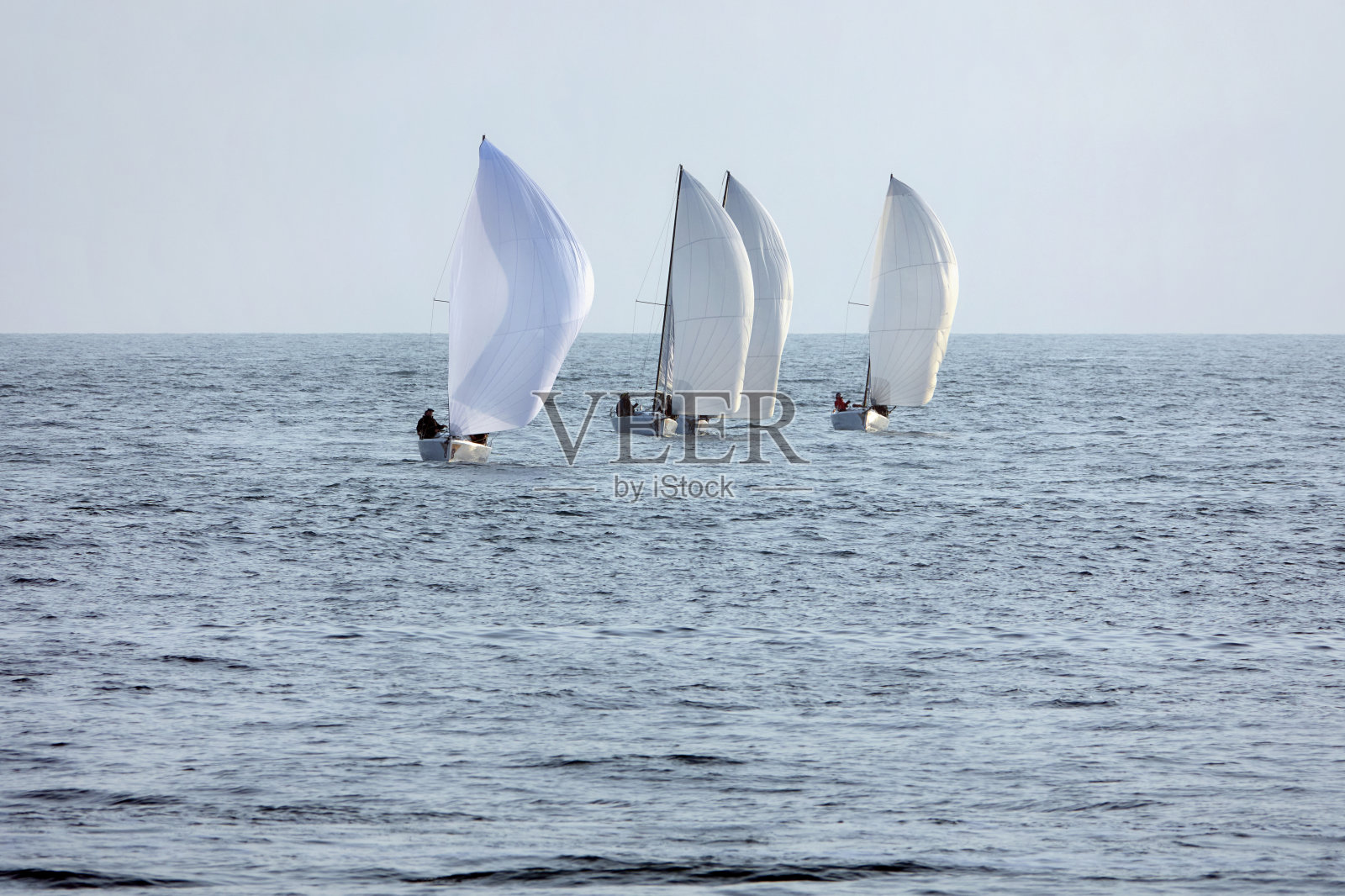 在海上航行的船只。帆船的管理。照片摄影图片