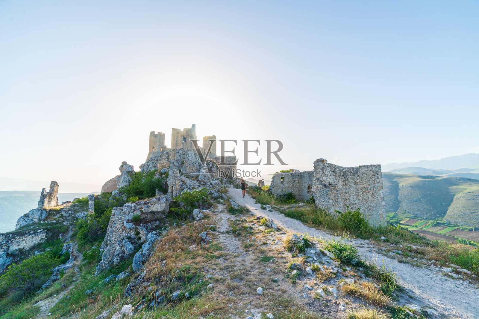 罗卡卡拉西奥山顶上的城堡遗迹,意大利旅游目的地,意大利阿布鲁佐大萨索国家公园的地标。晴空万里,阳光在背光中迸发照片摄影图片